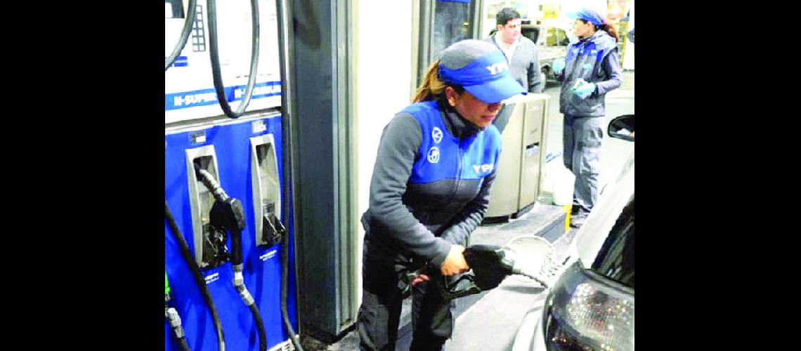 Aumentan 6  por ciento los  combustibles 