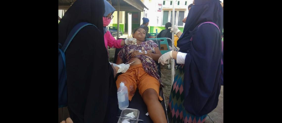 Un tsunami arrasoacute  casas en Indonesia