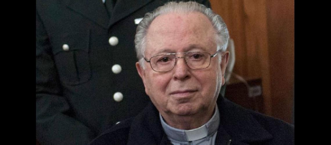 El Papa expulsoacute a sacerdote chileno