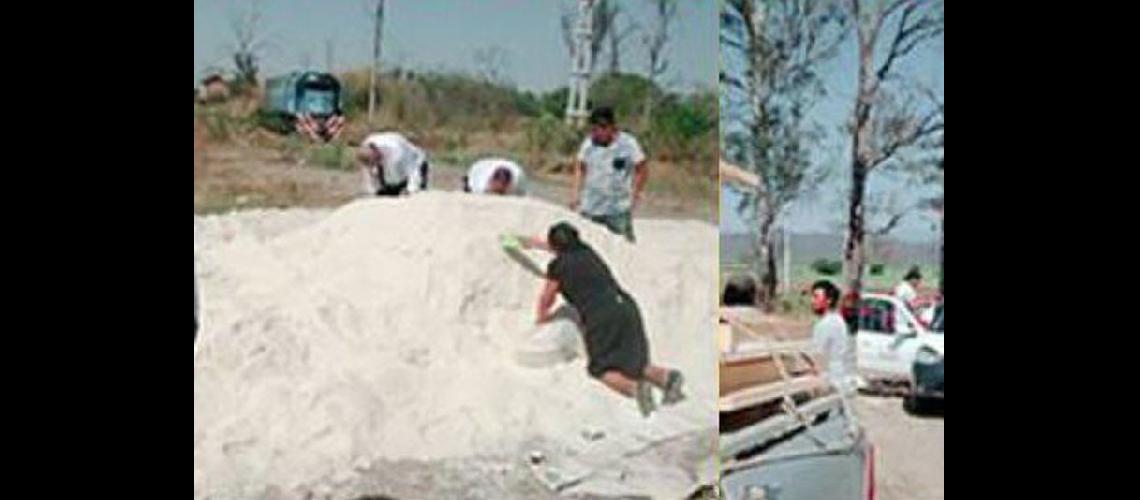 Volcoacute camioacuten con azuacutecar y la gente lo aprovechoacute