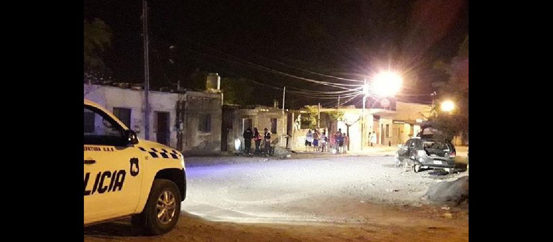 Chocoacute una casa causoacute un escape de gas y se incendioacute el auto 