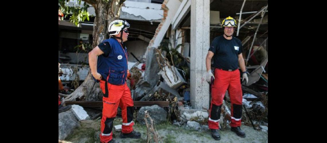 Hallan vivos a 31 menores atrapados en dos escuelas tras el tsunami