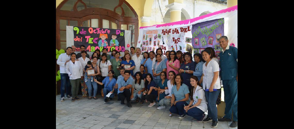 Conmemoraron el Diacutea del  Teacutecnico de laboratorio