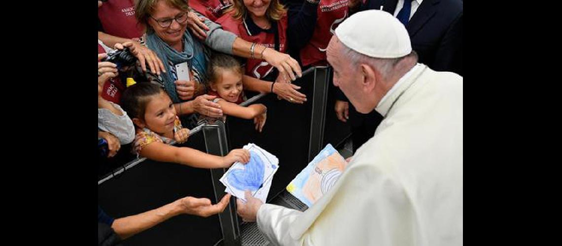 El Papa tropezoacute y cayoacute al piso  en Santa Marta