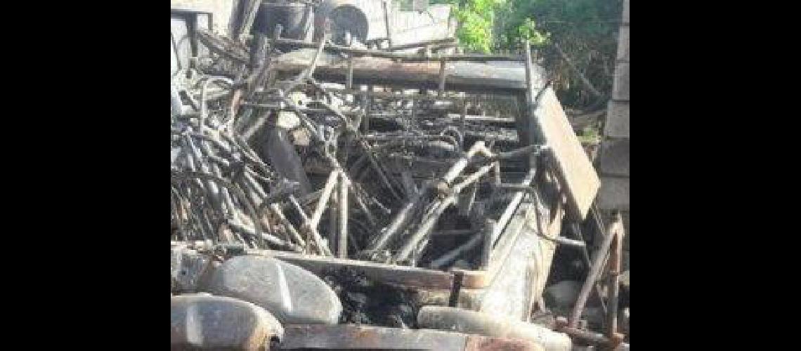 Incendio consumioacute un taller mecaacutenico en Alto Comedero