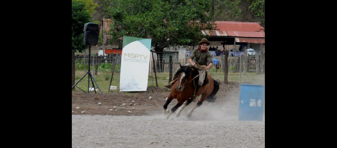 Pista renovada para  caballos criollos