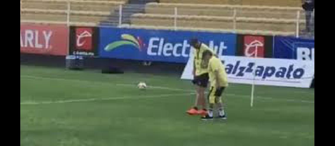  #147Hay que ponerle proacutetesis en las rodillas#148  dijo el traumatoacutelogo de Diego Maradona