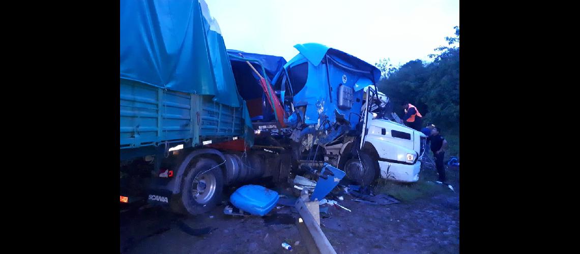 TRAacuteGICO CHOQUE DE CAMIONES DEJA UN MUERTO Y DOS HERIDOS GRAVES