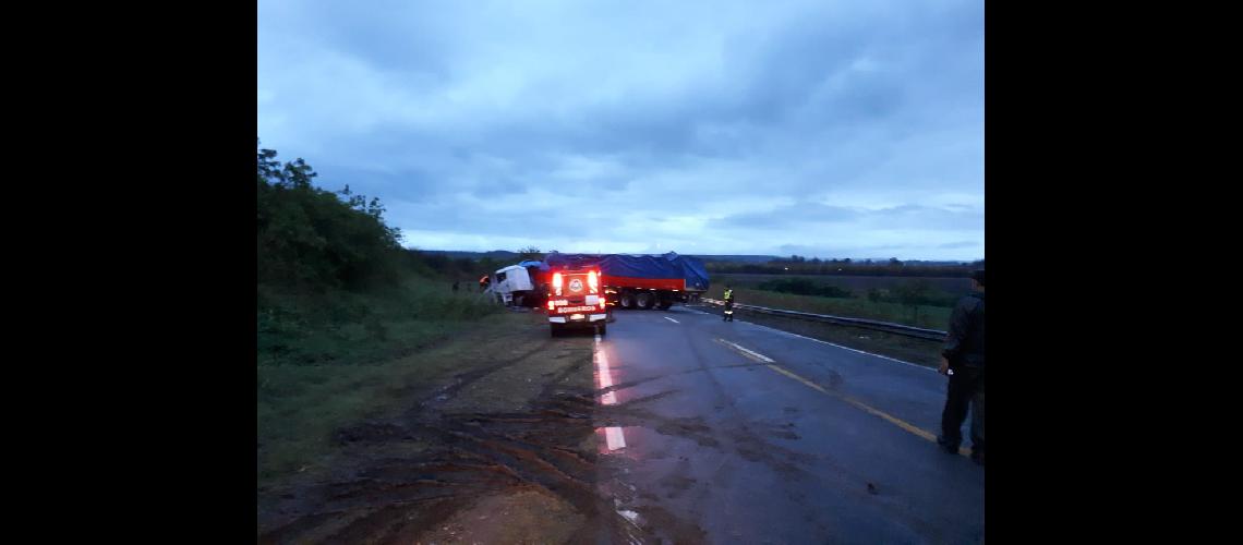 TRAacuteGICO CHOQUE DE CAMIONES DEJA UN MUERTO Y DOS HERIDOS GRAVES