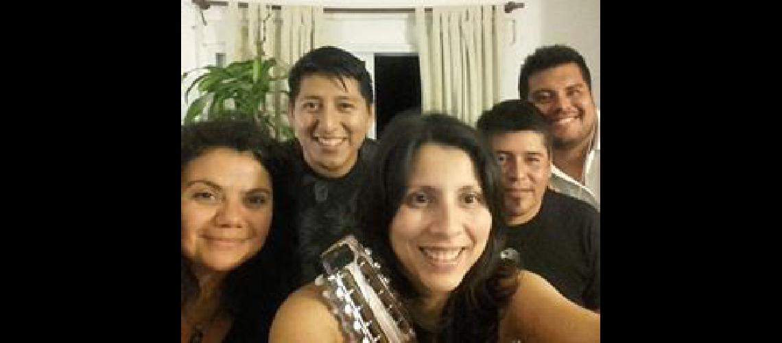 Noe Gareca y Caro Escobar se  presentan en el #147Heacutector Tizoacuten#148