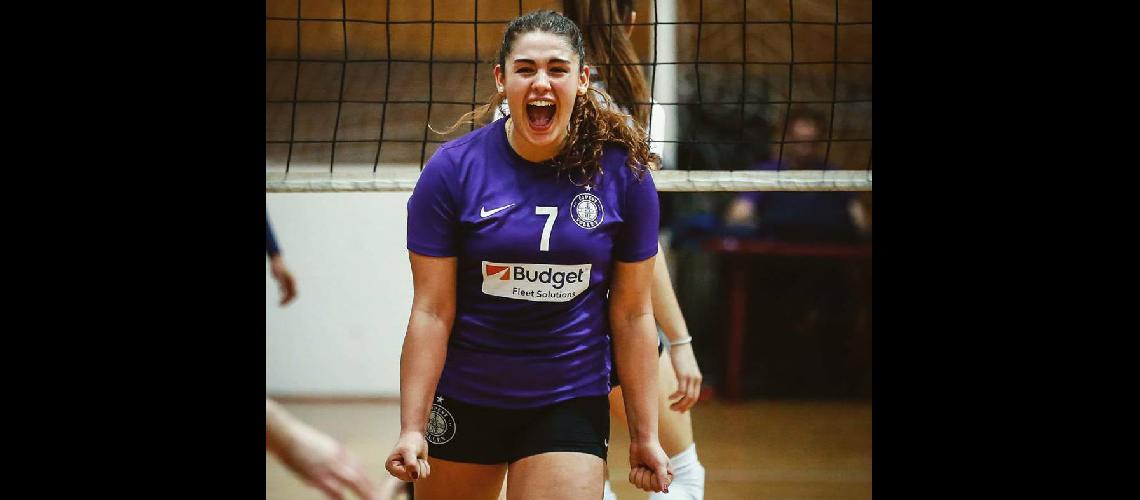 Camila Hiruela al voley de Peruacute