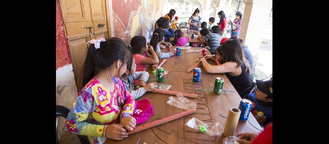 Nintildeos construyen sus propios instrumentos 100-en-porciento- reciclables
