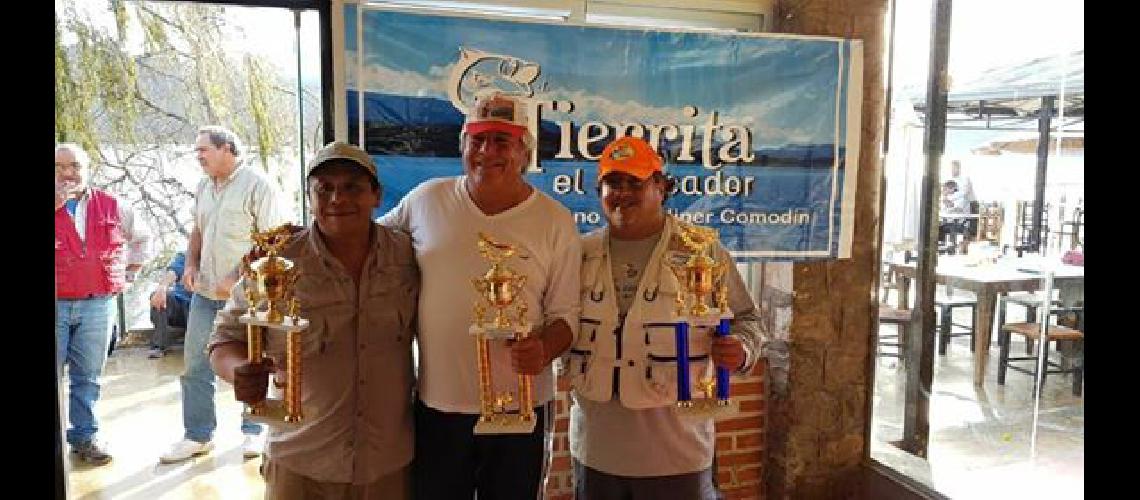 Los Gallos y Top Gum              campeones del Anual