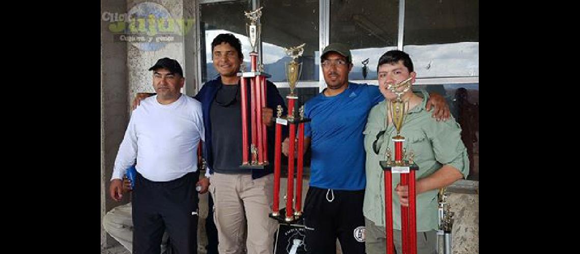 Los Gallos y Top Gum              campeones del Anual