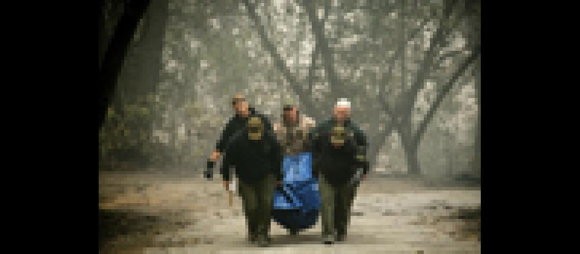 La cifra de victimas por los incendios subioacute a 25