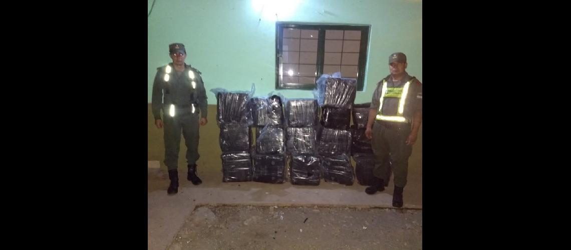 Gendarmes secuestran 240 kilos de hojas de coca y 1 de cocaiacutena