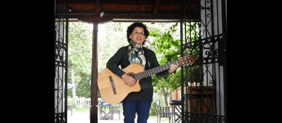 Moacutenica Pacheco en un  espectaacuteculo con historias