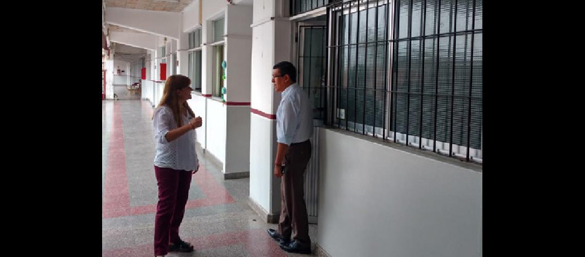Roban en el colegio #147Jesuacutes Maestro#148 y apuntan con arma de fuego al director