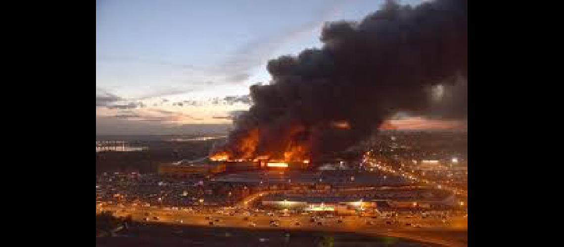 Voraz incendioacute en Tigre de un hipermercado