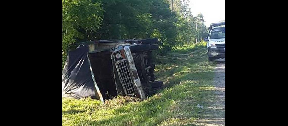 Sujetos robaron un camioacuten desde una feria y luego vuelcan en ruta 45