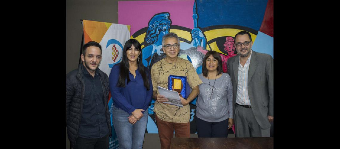 Entregaron distincioacuten al  cantautor Daniel Magal