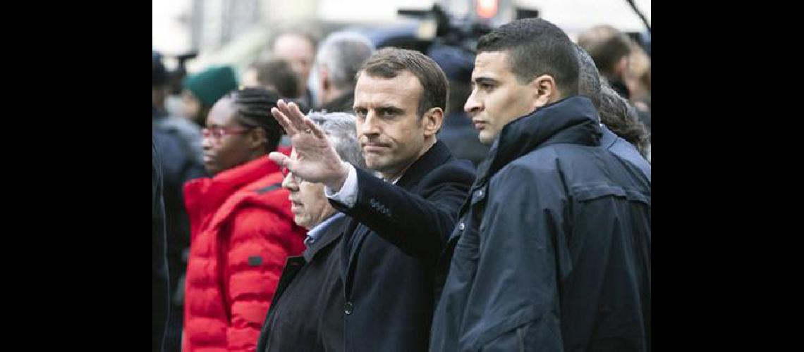 Macron pidioacute dialogar con #147chalecos amarillos#148