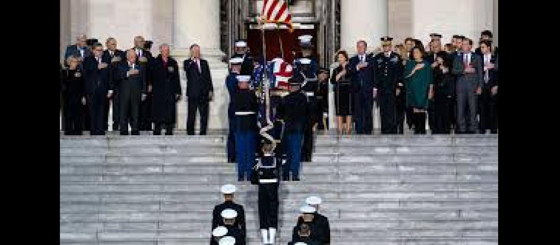 EEUU despidioacute al  expresidente Bush