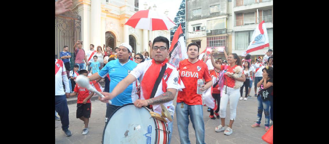 Las calles del centro jujentildeo se  tintildeeron de rojo y blanco