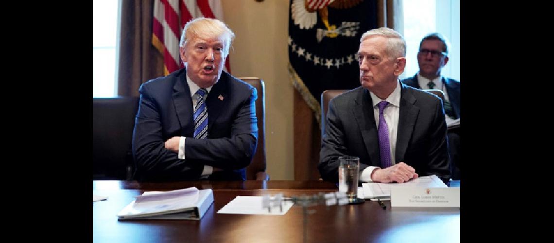 Renuncioacute el secretario  de Defensa de EEUU