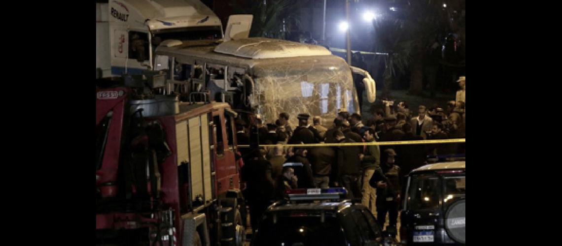 Tres muertos al explotar un  micro de turistas cerca de las  piraacutemides de Guiza