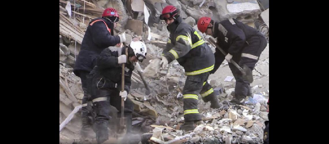 El derrumbe de un edificio en Rusia dejoacute 39 muertos 