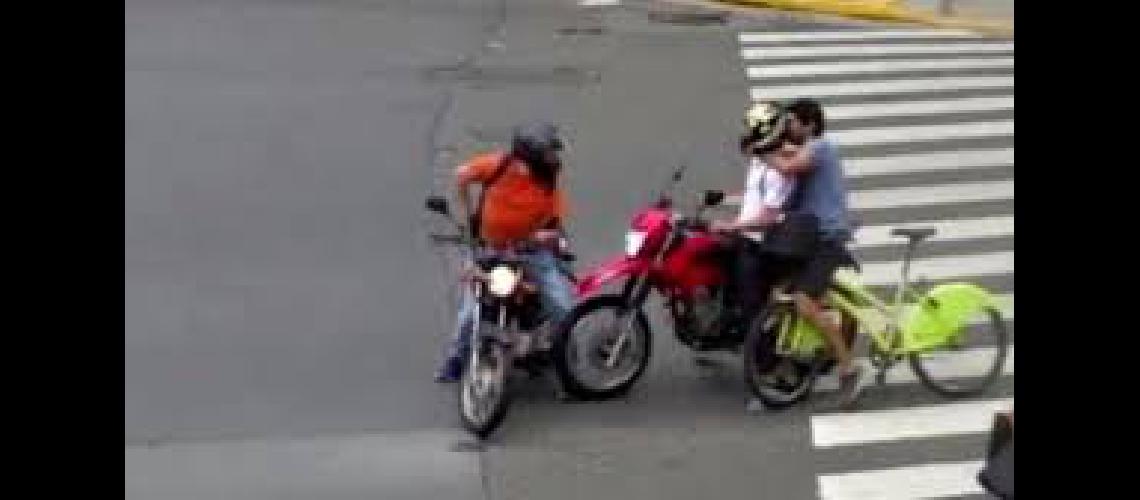 Un ciclista detiene a un motochorro que intenta robarle