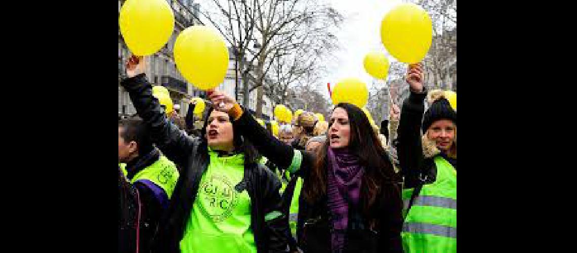 Mujeres francesas mostraron otra cara  de chalecos amarillos 