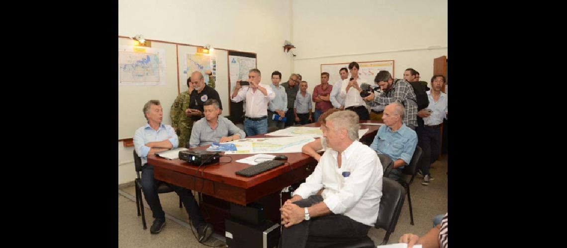 Macri visitoacute a chaquentildeos afectados por las lluvias 