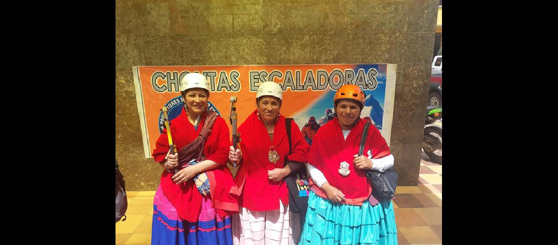 Las Cholitas escaladoras de Bolivia quieren hacer cima en el Aconcagua
