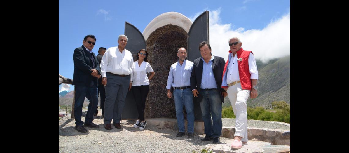 La geoda artificial de amatista maacutes grande de Bolivia y  Argentina estaacute en Tumbaya
