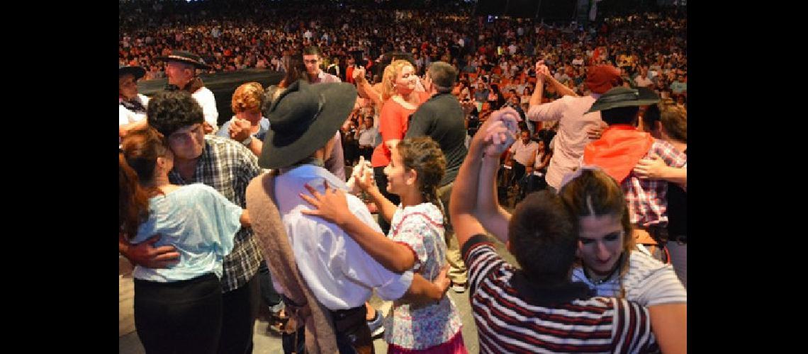 Una multitud en el cierre de  la 29ordm Fiesta del Chamameacute