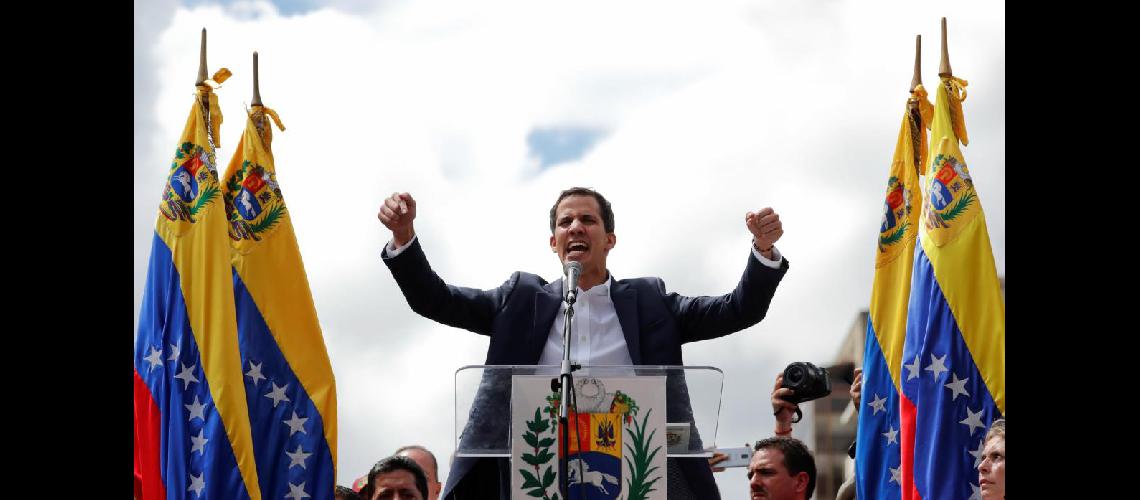 Juan Guaidoacute jura como presidente de Venezuela