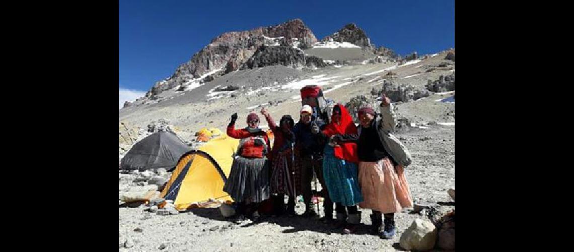 Las Cholitas escaladoras llegaron a la cima del Aconcagua
