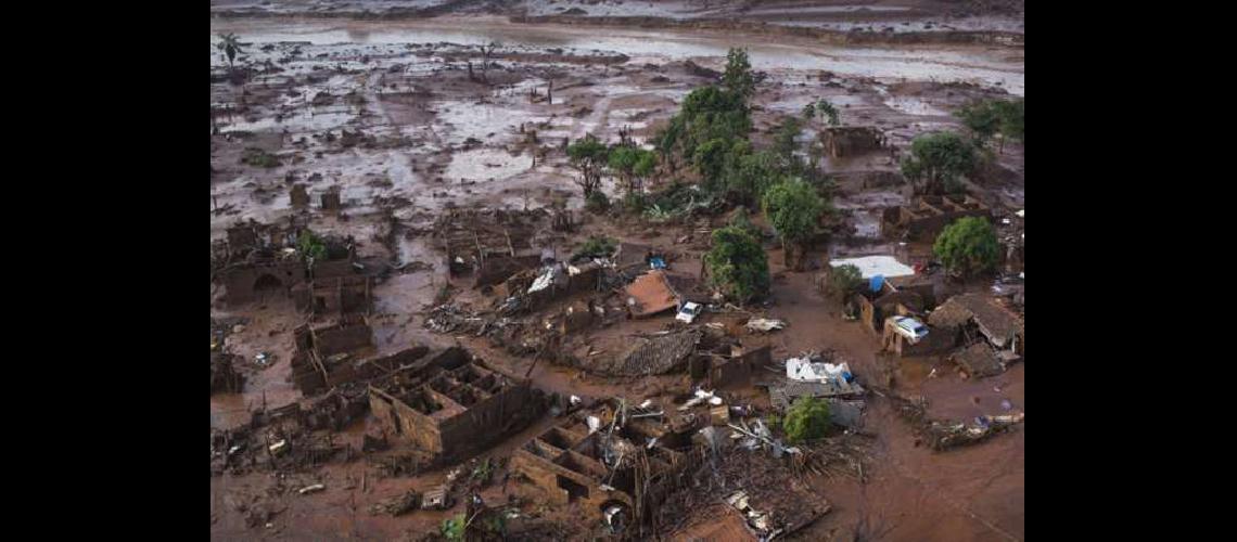 Por la rotura de un dique en Brasil hay mas de 150 desaparecidos