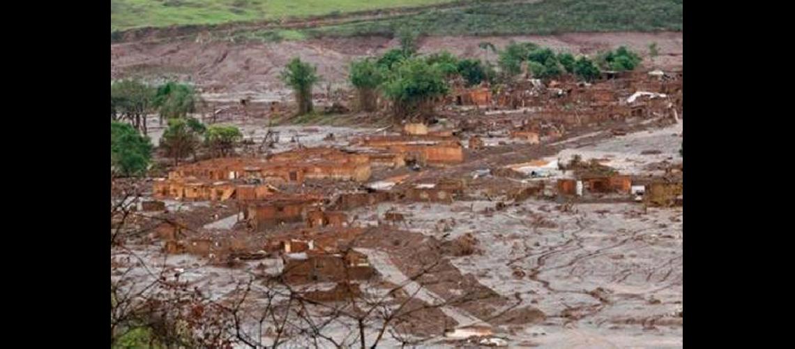 200 desaparecidos por la  ruptura de dique en Brasil 