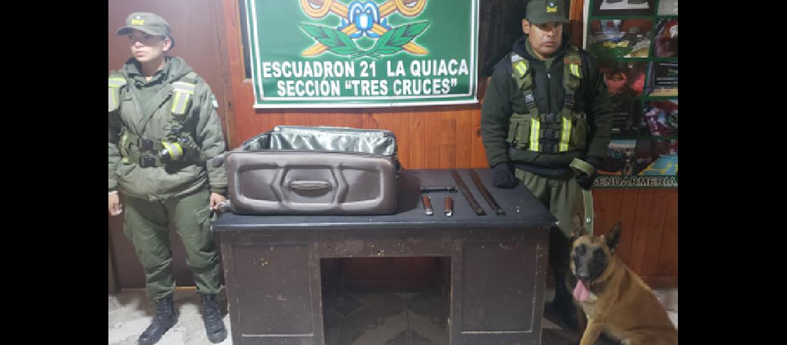 Gendarmes incautan maacutes de  tres kilos de cocaiacutena en la frontera