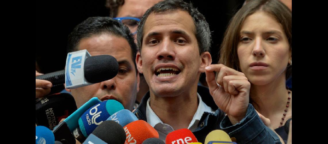 Ofensiva chavista  contra Juan Guaidoacute