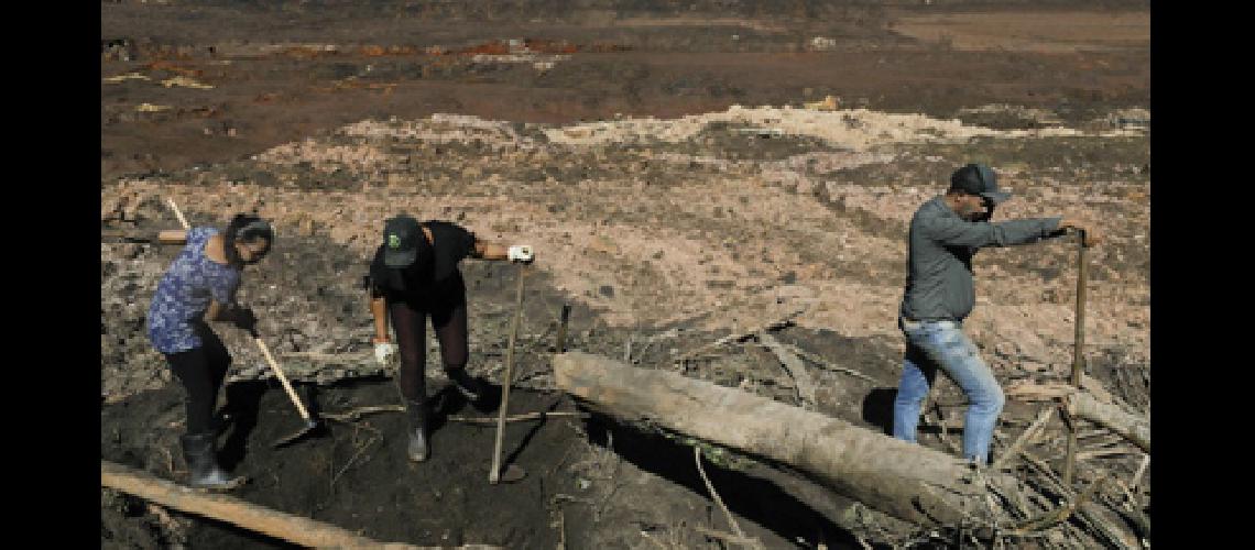 Maacutes de 300 personas buacutescan  a sus familiares desaparecidos 