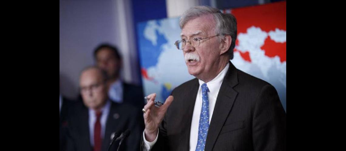 Bolton amenaza con Guantanamo a Maduro