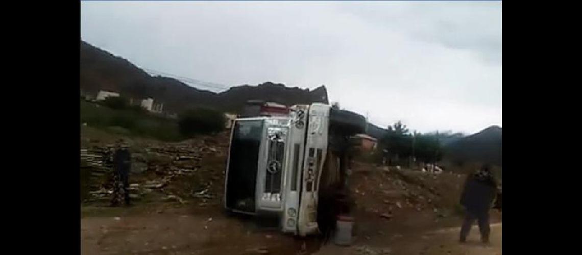 Camioacuten volcoacute sobre ruta nacional Nordm 9 a la altura de Sumay Pacha 