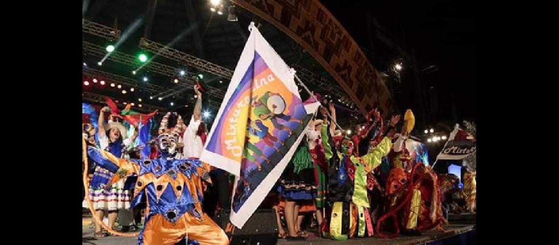 Jujuy con sus colores su muacutesica  y sus artistas brilloacute en Cosquiacuten 