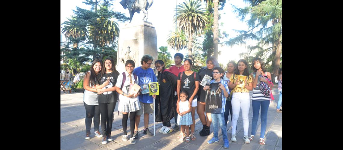 Fanaacuteticos de Harry Potter se reuacutenen en la plaza Belgrano
