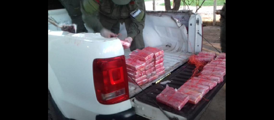 Secuestraron maacutes de 56 kilos de cocaiacutena ocultos en un auto