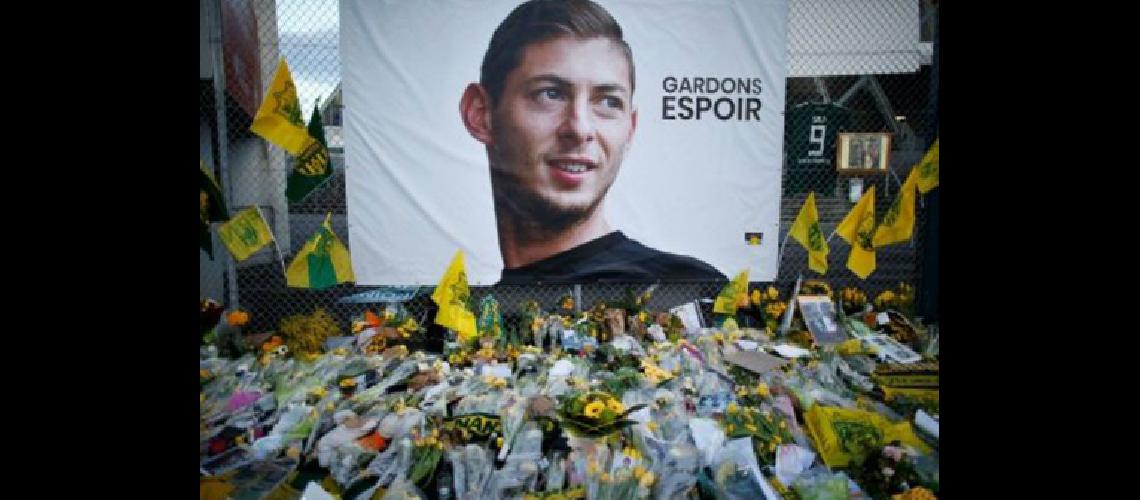  El fuacutetbol mundial estaacute de luto por Emiliano Sala y le rinde homenaje 